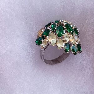 NEW. GREEN AND WHITE CRYSTAL RING. ADJUSTABLE BAND.
